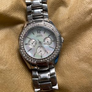 Classy Guess pearl silver waterproof watch
